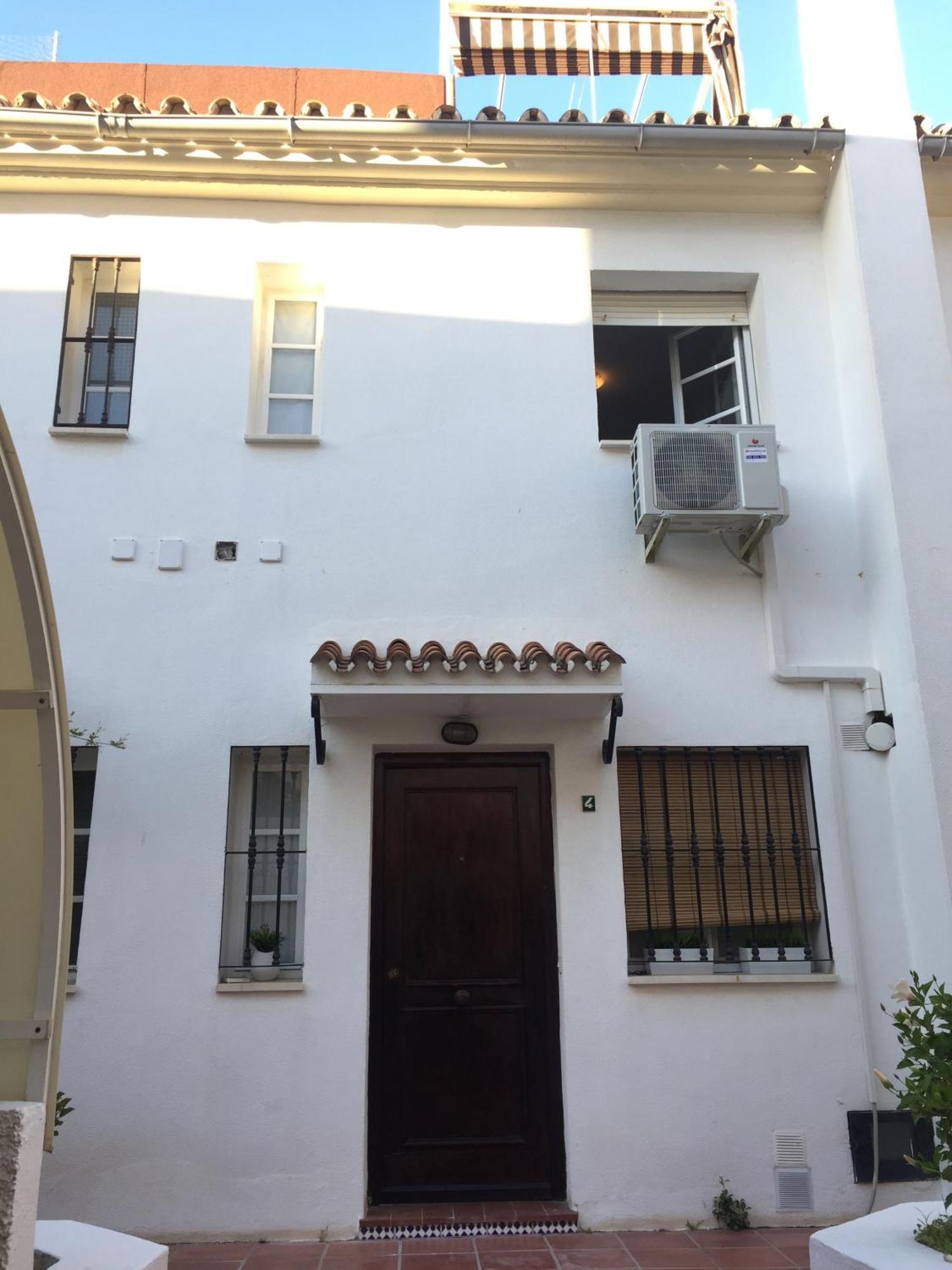 Ferienhaus El Cortijuelo. Magnificent Triplex Terraced House With Rooftop Of 18m2, Overlooking The Sea. Parking Torremolinos